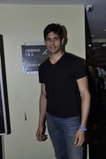 Siddharth Malhotra at Student of the year promotions in PVR and Cinemax, Mumbai on 20th Oct 2012 (53).JPG